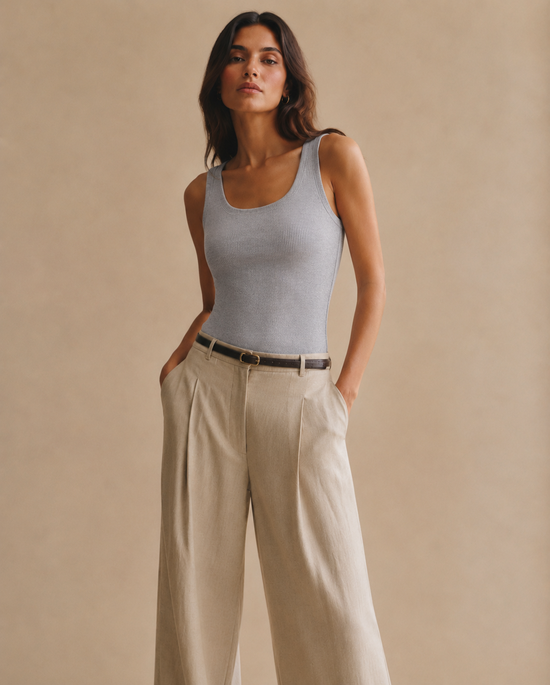 Mujer usando la remera Véra con push up incorporado en color gris