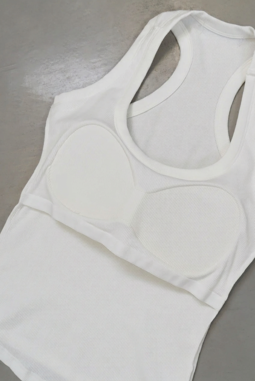 Detalle del interior de la prenda con push up incorporado